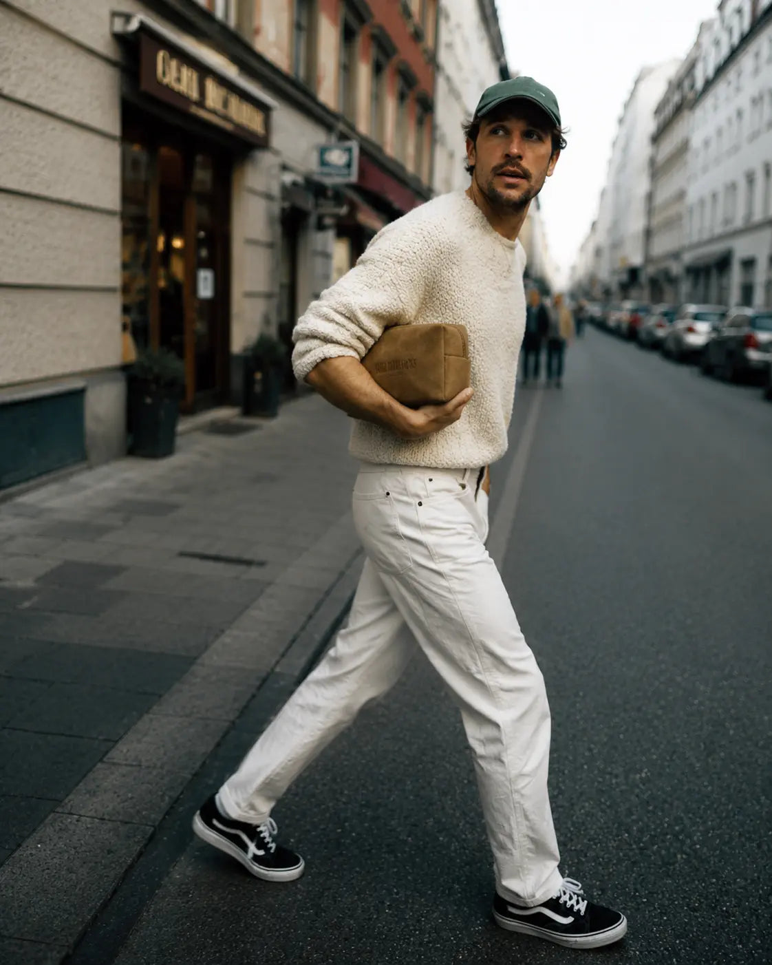 Hombre caminando por la ciudad con neceser Beardburys Essentials