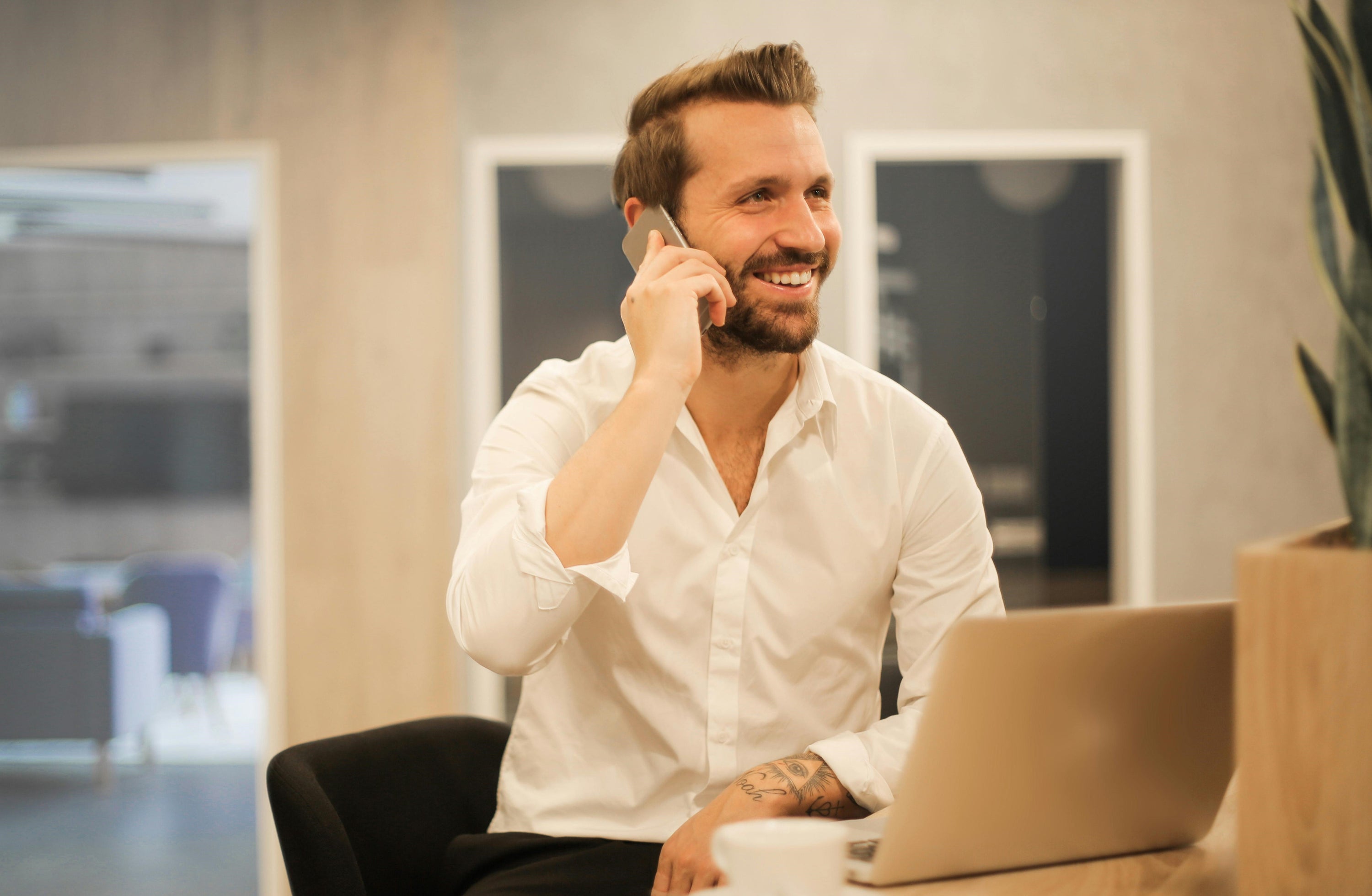 hombre de negocios exitoso utilizando Beardburys essentials