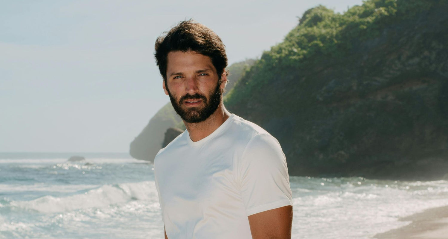 hombre con barba en la playa