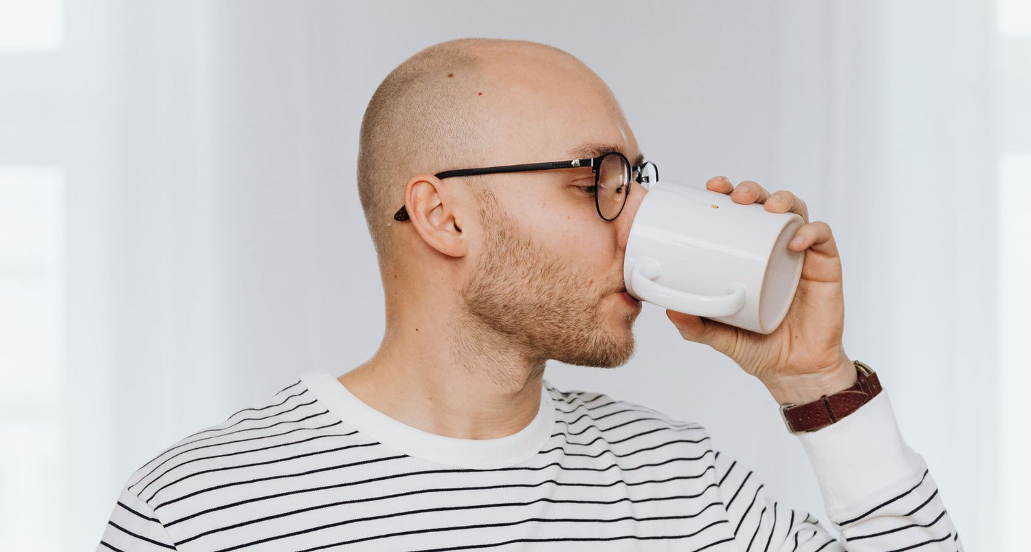 hombre calvo con un tipo de barba fina