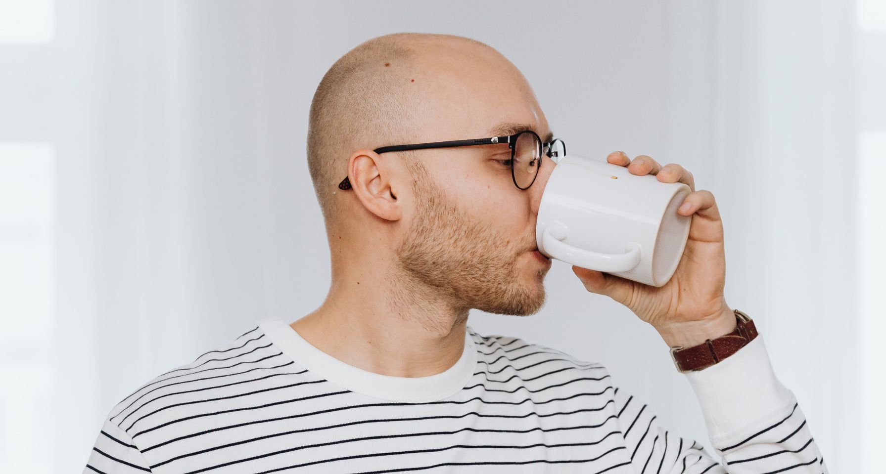 hombre calvo con un tipo de barba fina