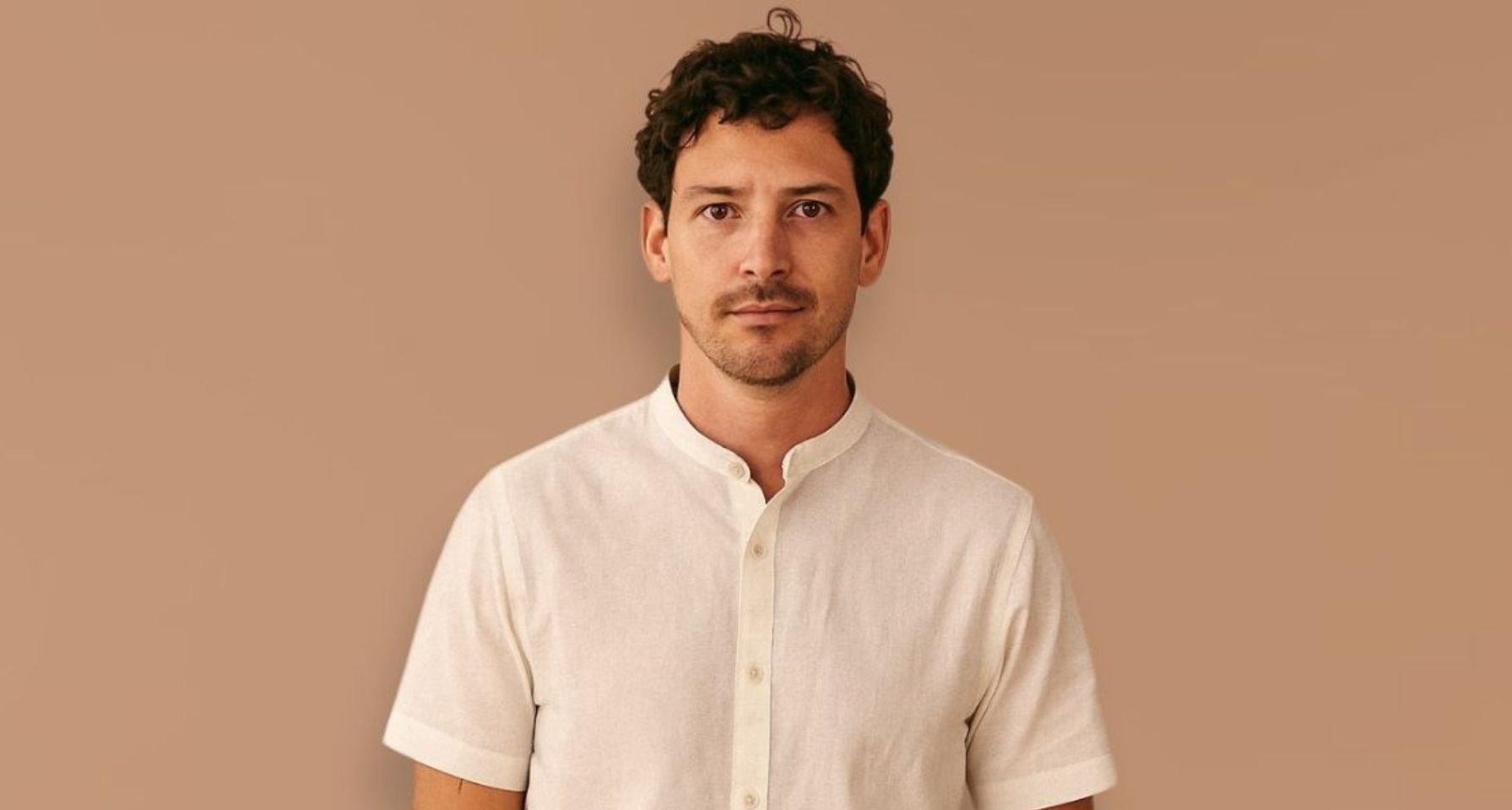 Hombre estiloso con camisa de verano