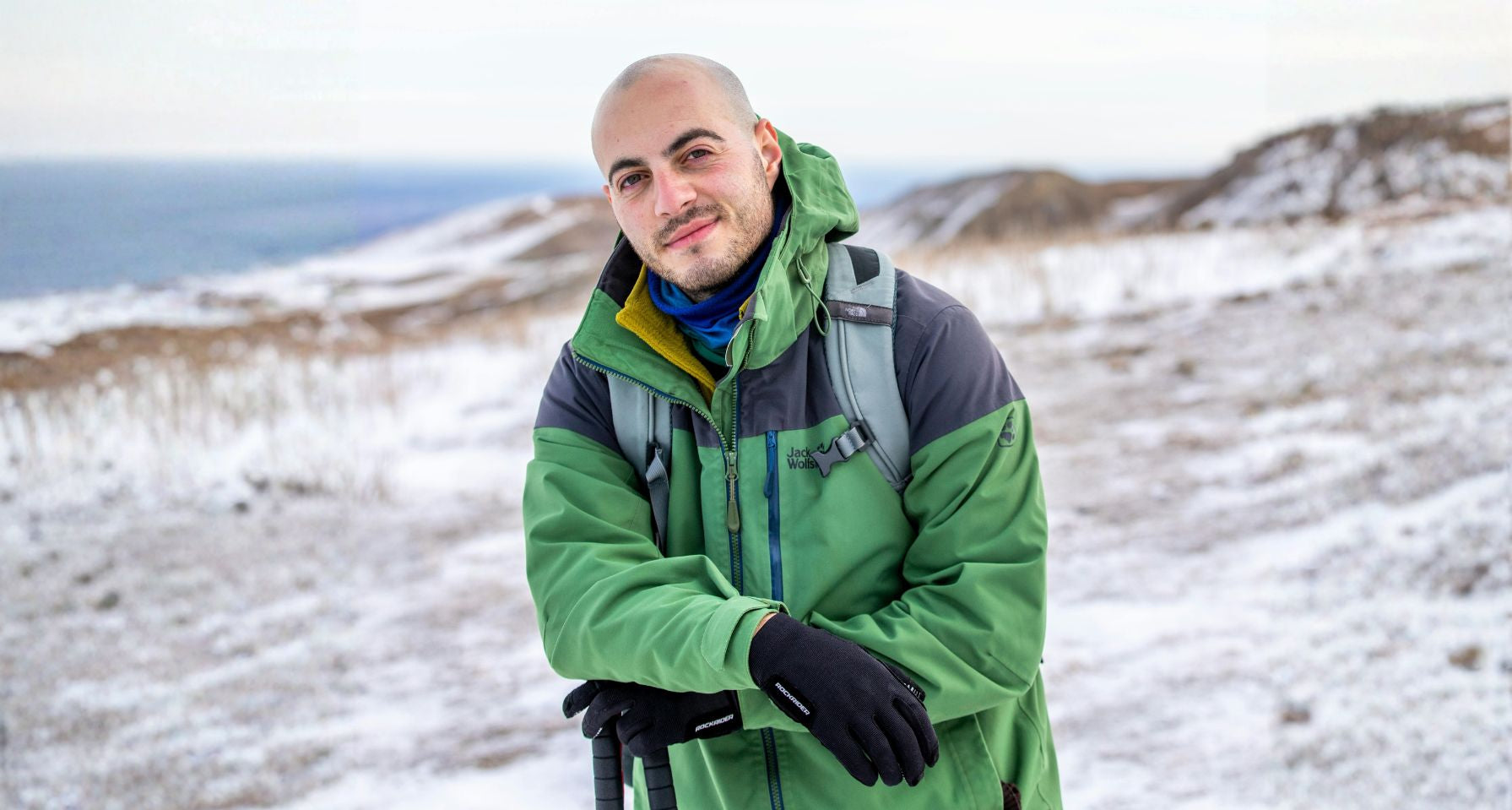 hombre calvo en la nieve protegido del sol