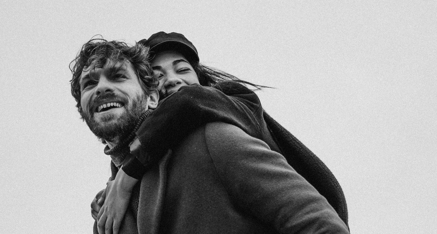 un hombre y una mujer abrazados en navidad