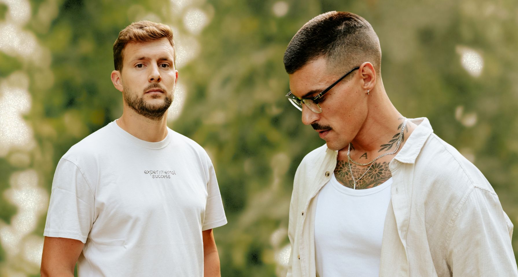 hombres con estilo que han usado una cera de peinado vegana