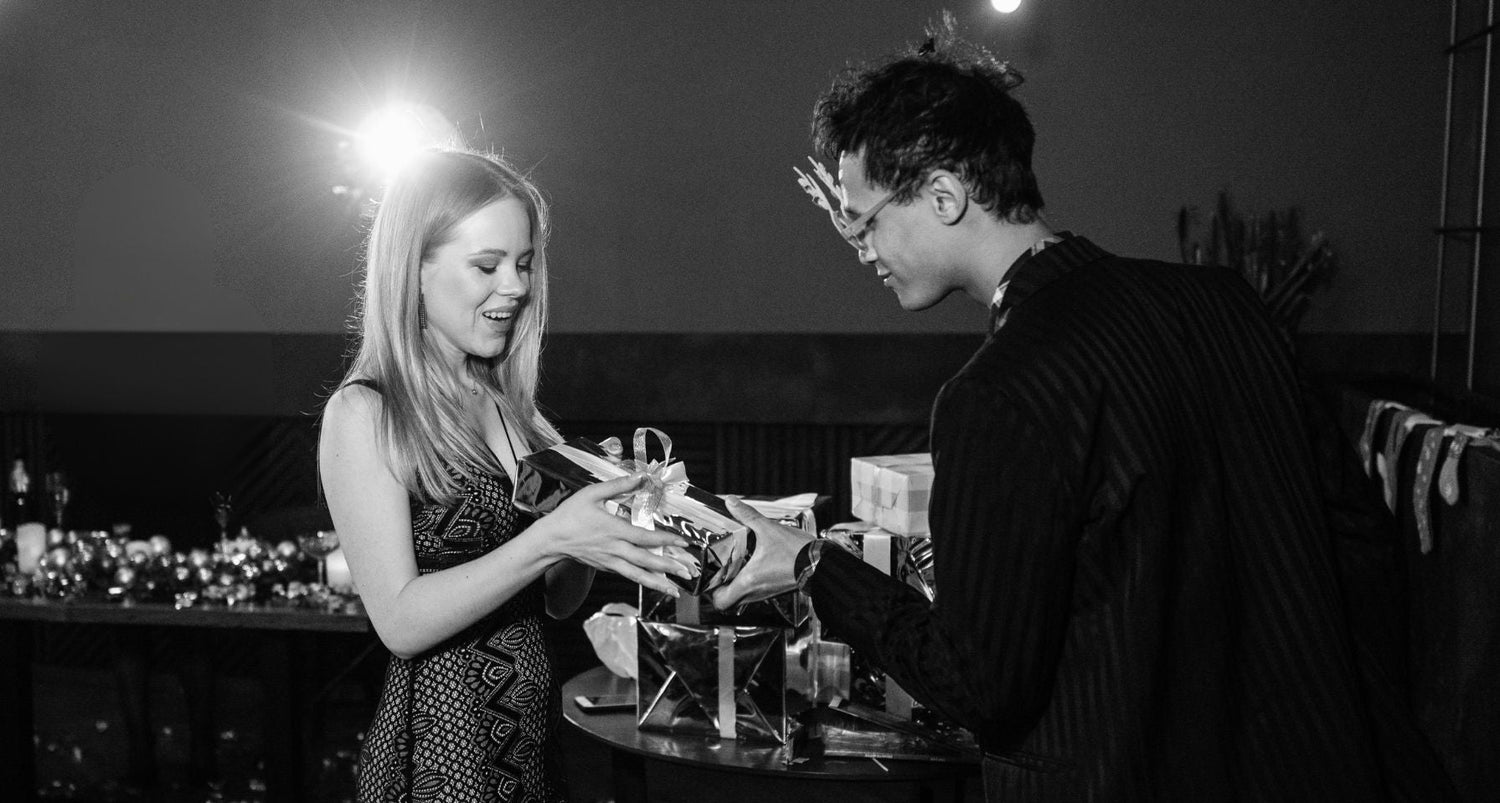 hombre en cena de navidad de empresa ligando
