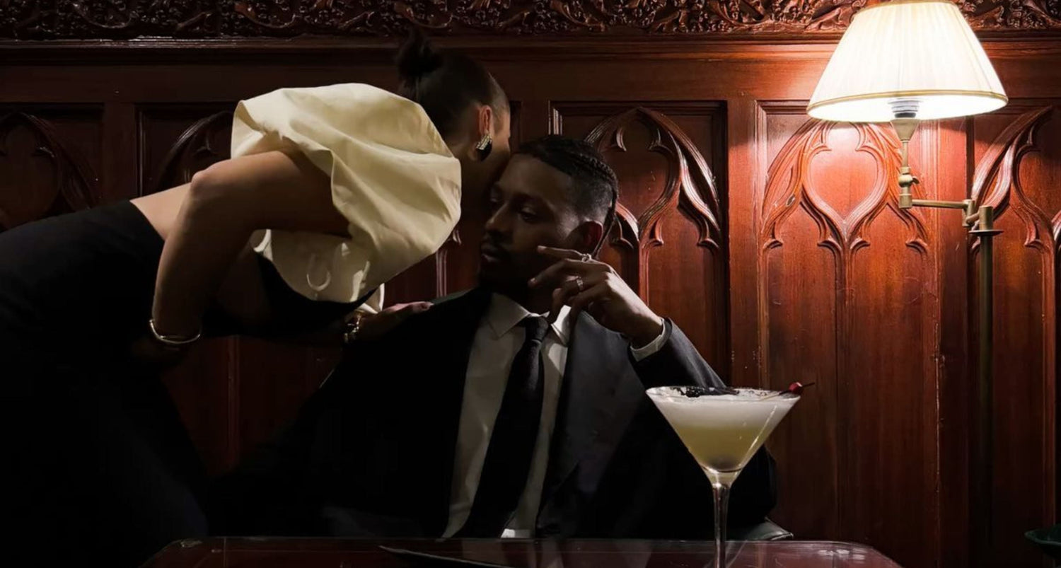 hombre seguro seduciendo en cena de navidad de empresa