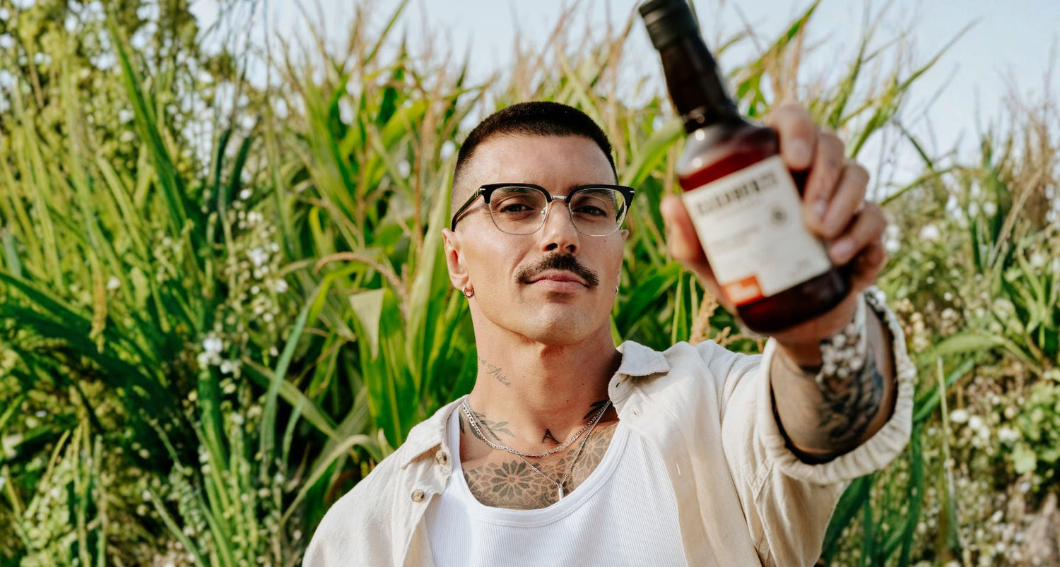 hombre con champú natural para cabellos grasos