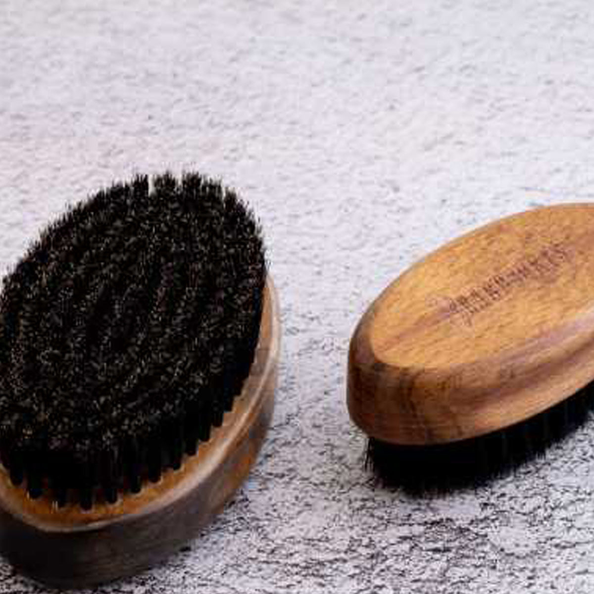 Cepillo de barba profesional fabricado con madera y cerdas naturales de jabalí que le aportan suavidad al mismo tiempo que firmeza.