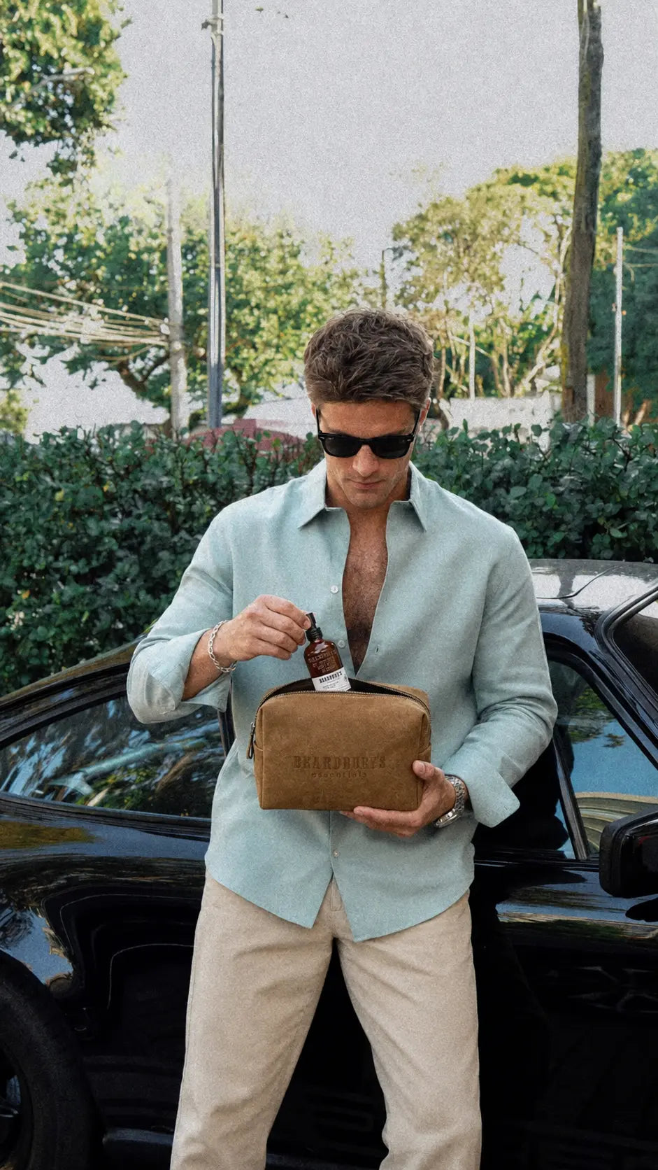 Hombre con neceser Beardburys Essentials